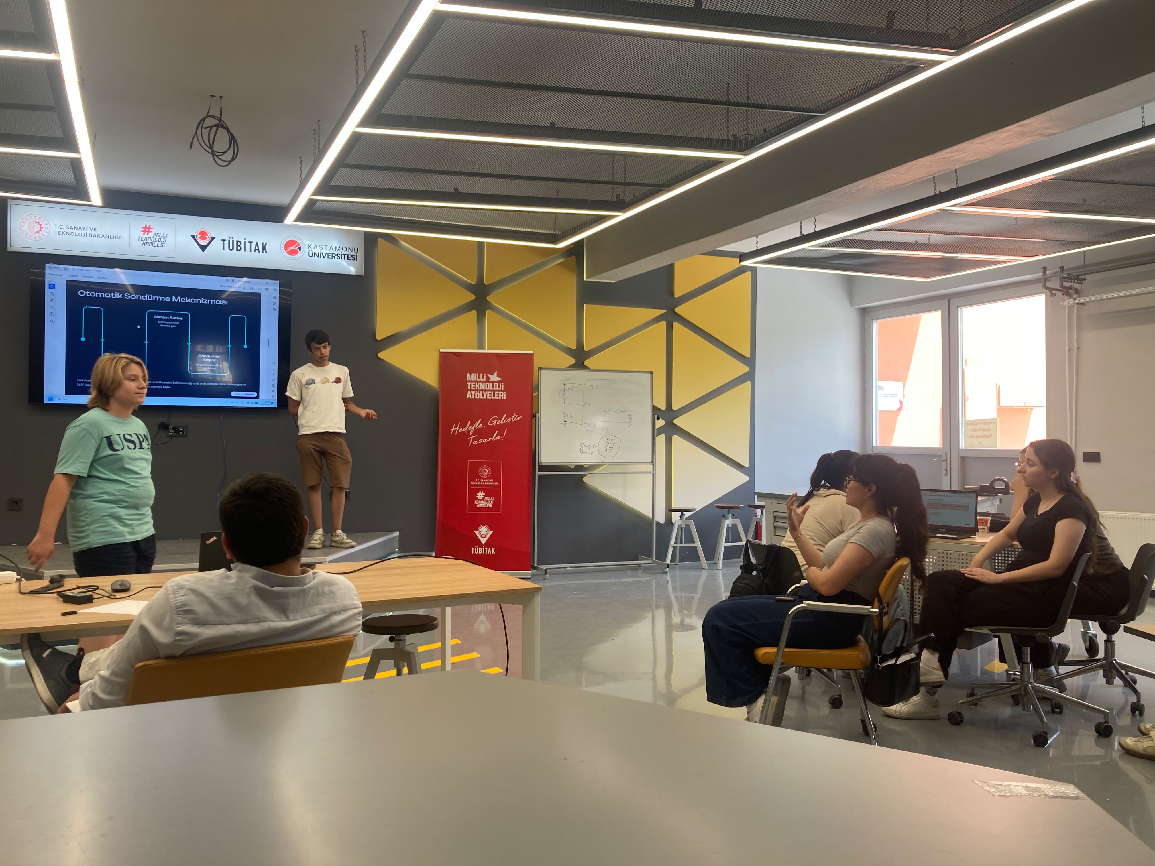 MTA Lise Yaz Okulu Final Yaptı: Proje Raporlama ve Proje Sunumu Eğitimi